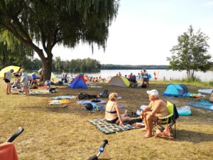 Foto Menschen beim baden an einem Badesee